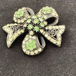 Green rhinestone bow shape brooch. J0047